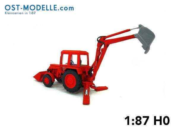 Traktorbagger MTS-82 Frontlader – rot Arbeitsstellung Arm oben